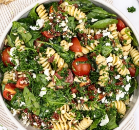 Pastasalat med Spinat soltørrede tomater og feta